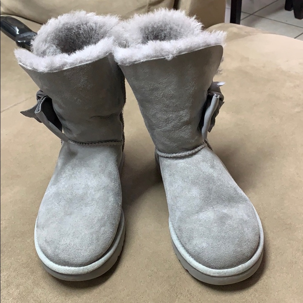 Gray ugg boots with bows